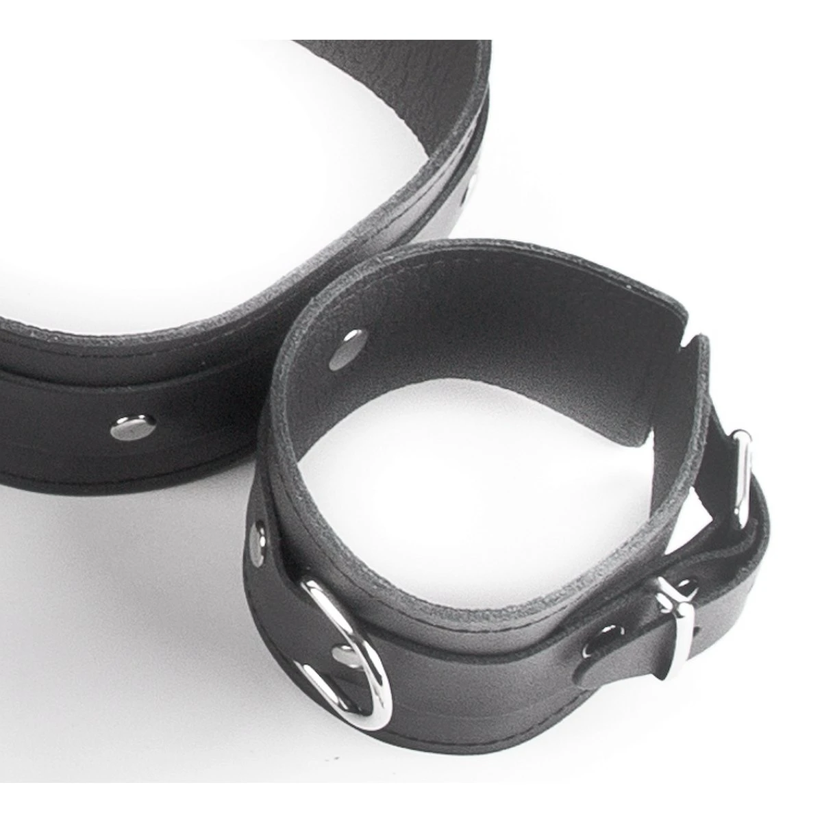 Hausmarke Frogtie-Fesseln »Pure« Aus Schwarzem Leder 4 Hausmarke Frogtie-Fesseln »Pure« Aus Schwarzem Leder – Bild 2