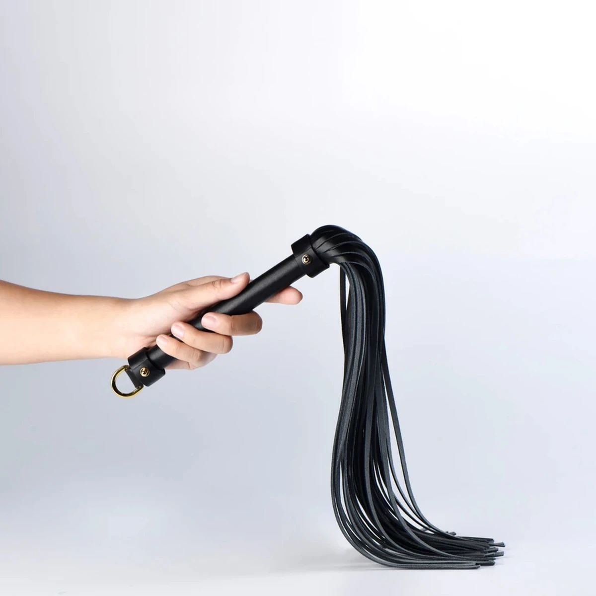 »Luxury Black Italian Leather Flogger« Von UPKO 8 »Luxury Black Italian Leather Flogger« Von UPKO – Bild 6