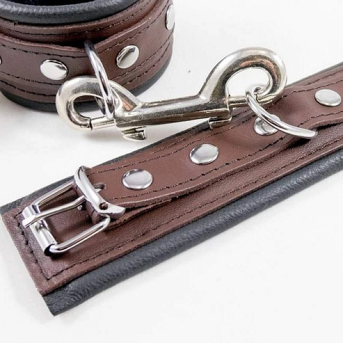 Hausmarke Schmale Fußfesseln Leder In Braun 4 Hausmarke Schmale Fußfesseln Leder In Braun – Bild 2