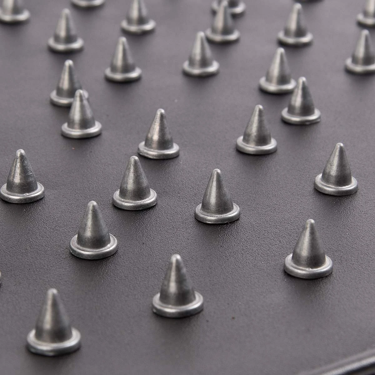 Hausmarke Sitzkissen Aus Leder Mit Spitznieten 4 Hausmarke Sitzkissen Aus Leder Mit Spitznieten – Bild 2